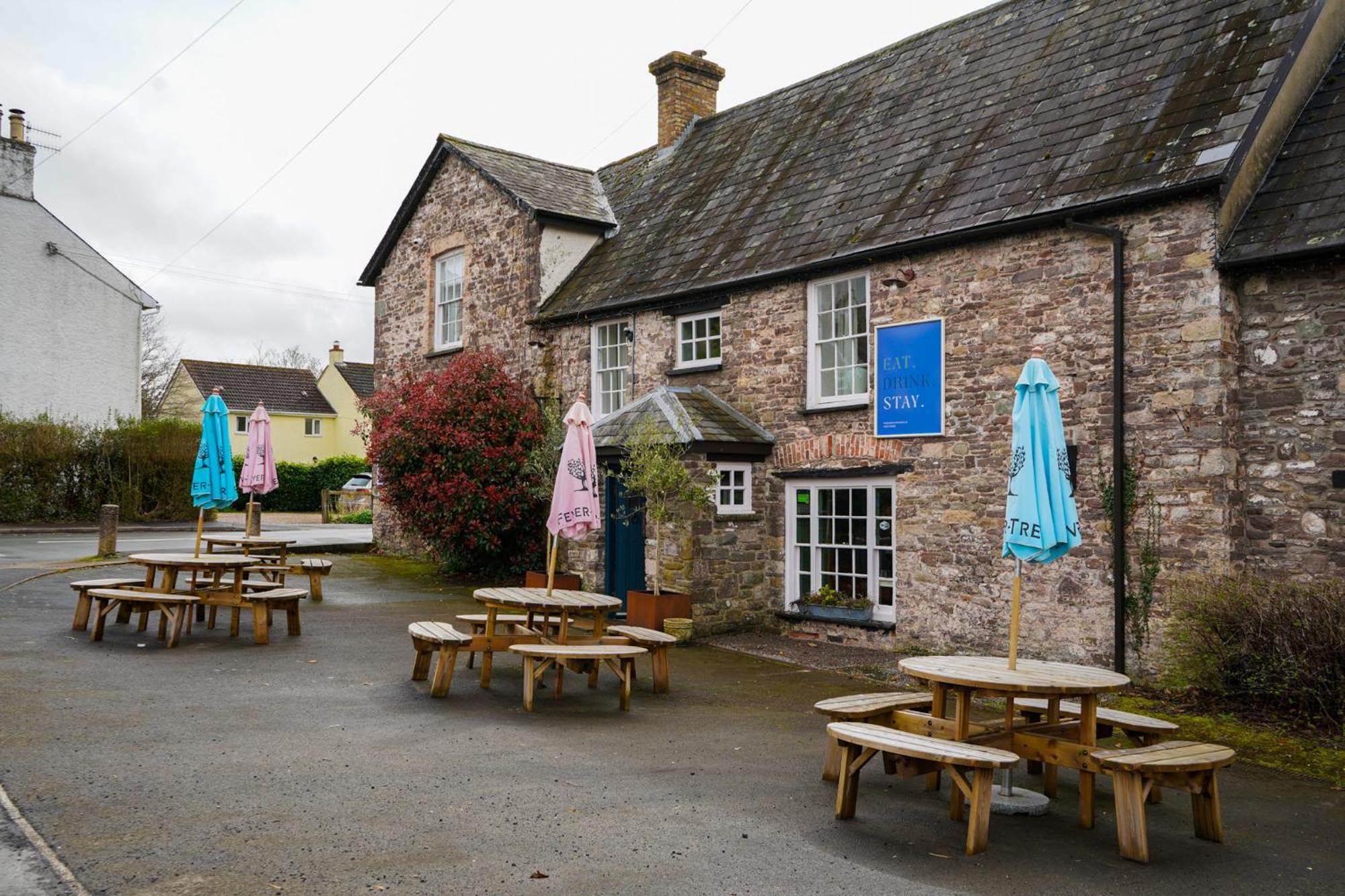 The Bluebell Country Inn, Crickhowell Bagian luar foto